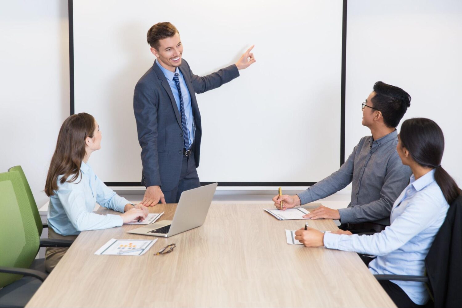 Executive Coaching vs Leadership Training